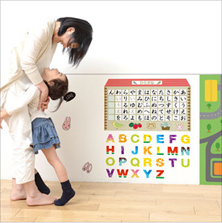 壁に子供用のイラストや図柄を印刷したホワイトボードのイメージとなります。
