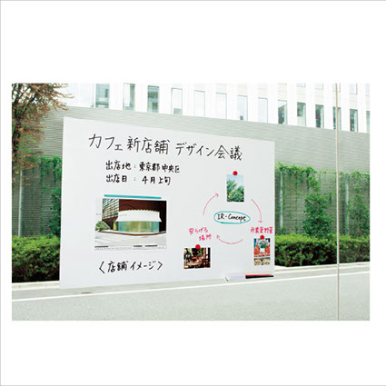 吸着タイプのホワイトボードはガラスにも貼ることが出来ます。