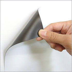 マグネットシートになっているので磁石のつくところならどこにでも貼ることが出来ます。